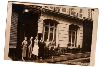 Photo ancienne en noir et blanc de l'équipe familiale devant l'Hôtel Saint-Paul, Paris