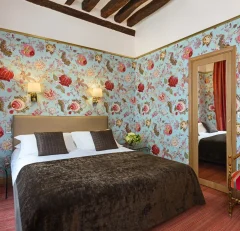 chambre-superieure-papier-peint-bleu-floral-poutres-hotel-saint-paul-paris